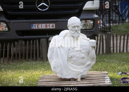 Die Abbildung zeigt die Entfernung eines Denkmals der allgemeinen Stürme von seinem ursprünglichen Platz auf dem Platz de Meeus, der an anderer Stelle in Ixelles - Elsene, Brüssel, Donnerstag, 30. Juni 2022, aufgestellt werden soll. General Emile Stürme waren Teil der Erforschung im Kongo, unter König Leopold II. Im Juni 2020 wurde die Büste der Stürme im Rahmen der Kontroverse um die Rolle der Stürme in den frühen Stadien der kolonialen Gräueltaten im Kongo-Freistaat mit roter Farbe zerstört. BELGA FOTO HATIM KAGHAT Stockfoto