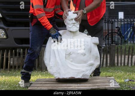 Die Abbildung zeigt die Entfernung eines Denkmals der allgemeinen Stürme von seinem ursprünglichen Platz auf dem Platz de Meeus, der an anderer Stelle in Ixelles - Elsene, Brüssel, Donnerstag, 30. Juni 2022, aufgestellt werden soll. General Emile Stürme waren Teil der Erforschung im Kongo, unter König Leopold II. Im Juni 2020 wurde die Büste der Stürme im Rahmen der Kontroverse um die Rolle der Stürme in den frühen Stadien der kolonialen Gräueltaten im Kongo-Freistaat mit roter Farbe zerstört. BELGA FOTO HATIM KAGHAT Stockfoto