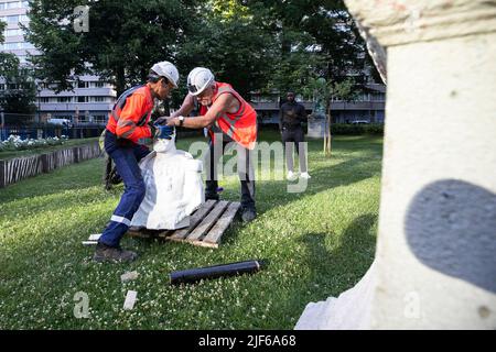 Die Abbildung zeigt die Entfernung eines Denkmals der allgemeinen Stürme von seinem ursprünglichen Platz auf dem Platz de Meeus, der an anderer Stelle in Ixelles - Elsene, Brüssel, Donnerstag, 30. Juni 2022, aufgestellt werden soll. General Emile Stürme waren Teil der Erforschung im Kongo, unter König Leopold II. Im Juni 2020 wurde die Büste der Stürme im Rahmen der Kontroverse um die Rolle der Stürme in den frühen Stadien der kolonialen Gräueltaten im Kongo-Freistaat mit roter Farbe zerstört. BELGA FOTO HATIM KAGHAT Stockfoto