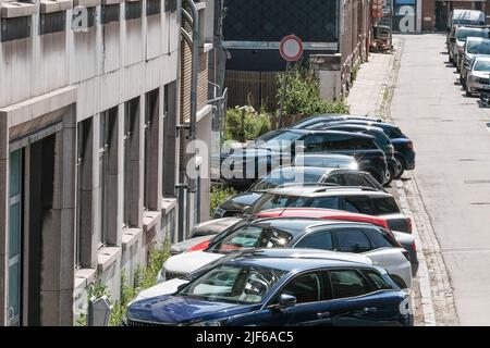 ILLUSTRATIONSREIHE - ÜBERSCHWEMMUNGEN EIN JAHR SPÄTER - die Abbildung zeigt die 'Rue Garde-Dieu' in Angleur, ein Jahr nach den verheerenden Überschwemmungen, die die Region am Mittwoch, den 29. Juni 2022, berührten. Im Juli 2021 - am 14.. Und 15.. - Strömte ein echter Strom über mehrere wallonische Gemeinden, vor allem in den Provinzen Lüttich, Namur und Luxemburg. Etwa 100.000 Menschen waren von dieser Katastrophe betroffen, bei der 39 Menschen ums Leben kamen. Zwischen 45.000 und 55.000 wurden Häuser beschädigt und mehr als 10.000 Fahrzeuge zerstört. BELGA FOTO BRUNO FAHY Stockfoto