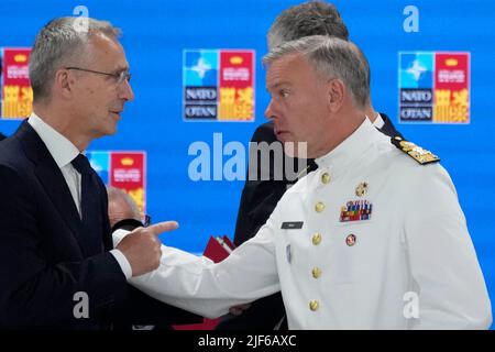 Madrid, Spanien, 30. Juni 2022, der NATO-Vorsitzende des Militärkomitees, Admiral Rob Bauer, rechts, spricht mit NATO-Generalsekretär Jens Stoltenberg zu Beginn der Sitzung während des NATO-Gipfels am Donnerstag, 30. Juni 2022 in Madrid. Die Staatsoberhäupter der Organisation für den Nordatlantikvertrag treffen sich am Donnerstag zum letzten Tag eines NATO-Gipfels in Madrid. Foto von Christophe Ena/Pool/ABACAPRESS.COM Stockfoto