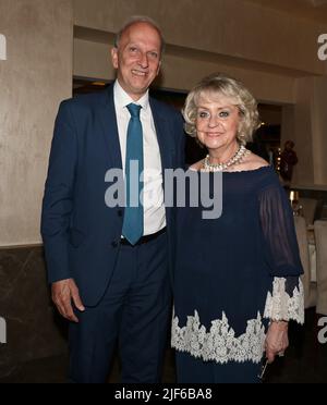 Mailand, Italien Barbara Bouchet erhält den Career Award der Mailänder Amici della Lirica Association übergibt die Plakette Attilio Fontana Präsident der Lombardei Region mit Daniela Javarone Präsidentin von AMAL am Abend das Buch von Maria Grazia Lamera mit dem Titel Amati tra ombre e Lights LEROY Editionen von denen Bouchet Lesen Sie einige Sätze für Gäste, die beim Abendessen im Restaurant Ai Parioli anwesend sind, auf dem Foto: Marco Bussetti ehemalige Minister für Bildung, Universität und Forschung der Italienischen Republik, Daniela Javarone, Präsidentin von AMAL Stockfoto