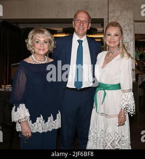 Mailand, Italien Barbara Bouchet erhält den Career Award der Mailänder Amici della Lirica Association übergibt die Plakette Attilio Fontana Präsident der Lombardei Region mit Daniela Javarone Präsidentin von AMAL am Abend das Buch von Maria Grazia Lamera mit dem Titel Amati tra ombre e Lights LEROY Editionen von denen Bouchet Lesen Sie einige Sätze für Gäste, die beim Abendessen im Restaurant Ai Parioli anwesend sind, auf dem Foto: Barbara Bouchet, Marco Bussetti ehemalige Minister für Bildung, Universität und Forschung der Italienischen Republik, Daniela Javarone Präsidentin von AMAL Stockfoto