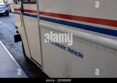 Eine Nahaufnahme des USPS Hybrid Electric Vehicle Postzustellwagens. Stockfoto