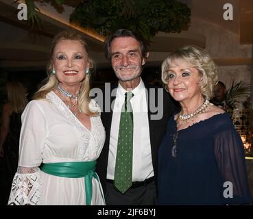 Mailand, Italien Barbara Bouchet erhält den Career Award der Mailänder Amici della Lirica Association übergibt die Plakette Attilio Fontana Präsident der Lombardei Region mit Daniela Javarone Präsidentin von AMAL am Abend das Buch von Maria Grazia Lamera mit dem Titel Amati tra ombre e Lights LEROY Editionen von denen Bouchet Lesen Sie einige Sätze für Gäste, die beim Abendessen im Restaurant Ai Parioli anwesend sind, auf dem Foto: Barbara Bouchet mit Attilio Fontana, dem Präsidenten der Lombardei, und Daniela Javarone, der Präsidentin von AMAL Stockfoto