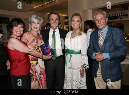 Mailand, Italien Barbara Bouchet erhält den Career Award der Mailänder Amici della Lirica Association übergibt die Plakette Attilio Fontana Präsident der Lombardei Region mit Daniela Javarone Präsidentin von AMAL am Abend das Buch von Maria Grazia Lamera mit dem Titel Amati tra ombre e Lights LEROY Editionen von denen Bouchet Lesen Sie einige Sätze für Gäste, die beim Abendessen im Restaurant Ai Parioli anwesend sind, auf dem Foto: Barbara Bouchet, Attilio Fontana Präsidentin der Lombardei, Maria Grazia Lamera, Mario Javarone, Cesarina Ferruzzi Stockfoto