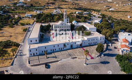 Blick auf die berühmte orthodoxe Panagia Megalochari Kirche, Tinos Insel, Griechenland Stockfoto