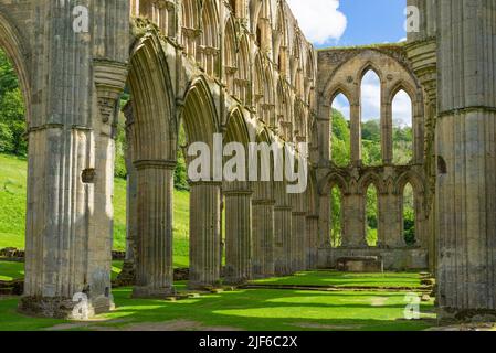 Rievaulx Abbey ruins Rievaulx Village North York Moors Nationalpark Yorkshire England GB Europa Stockfoto