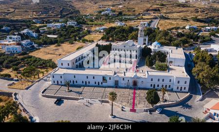 Blick auf die berühmte orthodoxe Panagia Megalochari Kirche, Tinos Insel, Griechenland Stockfoto