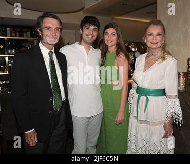 Mailand, Italien Barbara Bouchet erhält den Career Award der Mailänder Amici della Lirica Association übergibt die Plakette Attilio Fontana Präsident der Lombardei Region mit Daniela Javarone Präsidentin von AMAL am Abend das Buch von Maria Grazia Lamera mit dem Titel Amati tra ombre e Lights LEROY Editionen von denen Bouchet Lesen Sie einige Sätze für Gäste, die beim Abendessen im Restaurant Ai Parioli anwesend sind, auf dem Foto: Barbara Bouchet mit ihrem Sohn Massimiliano und seiner Freundin Aleksandra und Attilio Fontana, dem Präsidenten der Region Lombardei Stockfoto