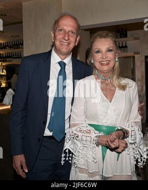 Mailand, Italien Barbara Bouchet erhält den Career Award der Mailänder Amici della Lirica Association übergibt die Plakette Attilio Fontana Präsident der Lombardei Region mit Daniela Javarone Präsidentin von AMAL am Abend das Buch von Maria Grazia Lamera mit dem Titel Amati tra ombre e Lights LEROY Editionen von denen Bouchet Lesen Sie einige Sätze für Gäste, die beim Abendessen im Restaurant Ai Parioli anwesend sind, auf dem Foto: Barbara Bouchet mit Marco Bussetti, dem ehemaligen Minister für Bildung, Universität und Forschung der Italienischen Republik Stockfoto