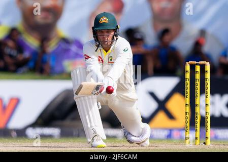 Galle, Sri Lanka. 30.. Juni 2022. Der Australier Alex Carey spielt am 30.. Juni 2022 im Galle International Cricket Stadium in Galle einen Schuss während des 2.-tägigen Test-Cricket-Spiels 1. zwischen Sri Lanka und Australien. Viraj Kothalwala/Alamy Live News Stockfoto