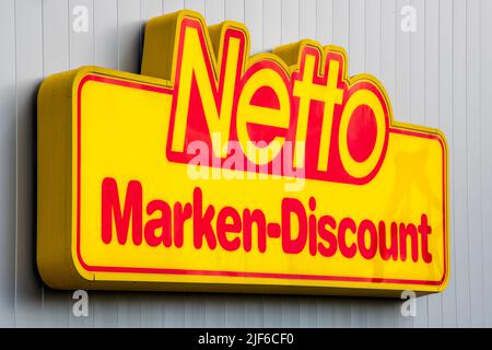 AUGSBURG, DEUTSCHLAND – 16. JUNI 2022: Werbeschild des Discounter-Stores NETTO Stockfoto