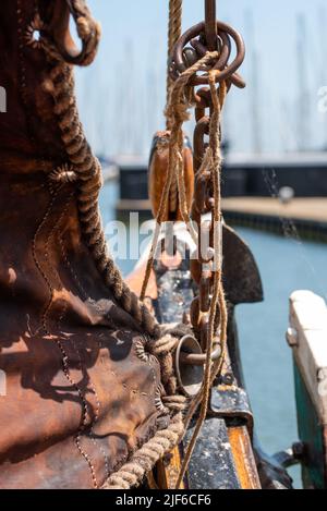 Enkhuizen, Niederlande. Juni 2022. Takelage historischer Schiffe in Enkhuizen. Hochwertige Fotos. Selektiver Fokus. Stockfoto