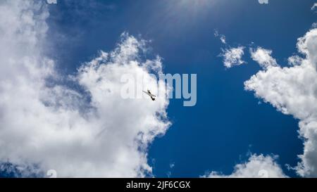 Ein alter Hawker-Ungehege aus der Zeit des Zweiten Weltkriegs, ein einsitziger Jagdflugzeug, der hoch oben am Himmel gegen Wolken über Billingshurst, West Sussex, Großbritannien, zu sehen ist. Stockfoto