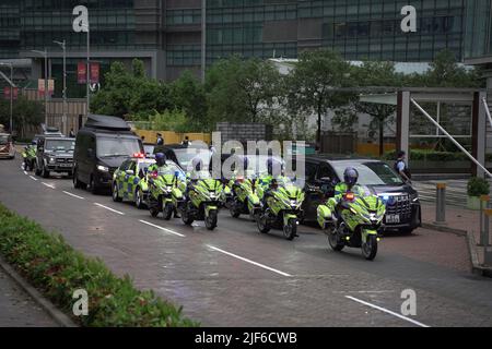 Hong Kong, 30/06/2022, Xi Jingpings Autokolonne kommt im Science Park, Hong Kong an. Der chinesische Staatschef ist in der SAR-Stadt, um an der Zeremonie zum Übergabejubiläum 25. teilzunehmen, sowie an der Vereidigung des neuen Chefs von Hong Kongs, John Lee Stockfoto