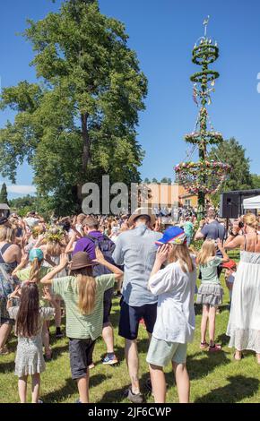 Mittsommer in Malmkoping Schweden, Sommer, Party, Tanz, Familie, Kinder, glücklich, feiern. Foto: Bo Arrhed Stockfoto