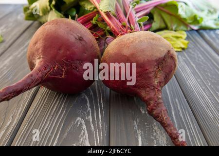 Rote Rüben auf dem Tisch Stockfoto