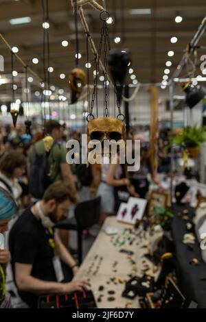 Poznań, POLEN - 17. JUNI 2022: Schädel aus Epoxidharz auf der Pyrkon Convention Stockfoto