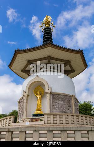 Friedenspagode am Willen Lake, Milton Keynes, Buckinghamshire, Großbritannien im Juni Stockfoto