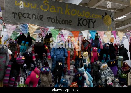 Poznań, POLEN - 17. JUNI 2022: Plüschkatzen von der Firma 'Sankowo', Aussteller-Zone auf dem Pyrkon Kongress, handgefertigt Stockfoto