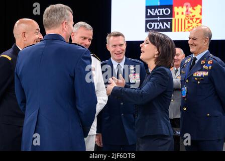 30. Juni 2022, Spanien, Madrid: Annalena Baerbock (Bündnis 90/die Grünen), Außenministerin, spricht mit den hochrangigen NATO-Generälen (l-r), General Philippe Lavigne, Supreme Allied Commander Transformation (Sact), General Tod D. Wolters, Supreme Allied Commander Europe (SACEUR), Admiral Rob Bauer, Vorsitzender des NATO-Militärkomitees, Generalleutnant Landrum, Stellvertretender Vorsitzender des NATO-Militärkomitees, Und Generalmajor Lucas Muñoz Bronchales, SACT-Vertreter in Europa. Auf dem zweitägigen Gipfel haben die Staats- und Regierungschefs der 30 Bündnisländer Entscheidungen über die Umsetzung getroffen Stockfoto