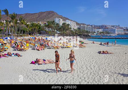 Strandleben an der Playa de la Verga, Badestrand an Anfi del Mar, Arguineguin, Kanarische Inseln, Spanien, Europa Stockfoto