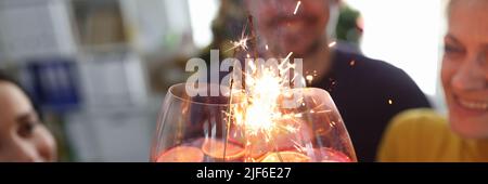 Freunde feiern auf der Party mit Cocktails und Wunderkerzen Stockfoto