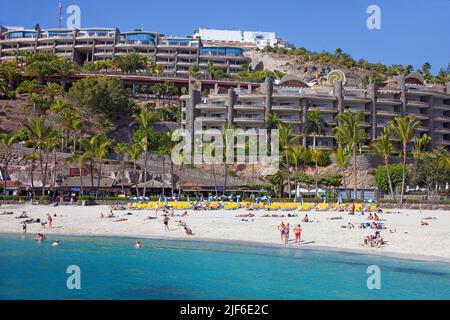 Strandleben am Playa de la Verga, Badestrand im Hotel Anfi del Mar, Arguineguin, Kanarische Inseln, Spanien, Europa Stockfoto