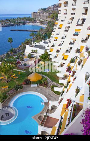 Blick von einer Ferienanlage auf den Hotelpool und den Badestrand Playa de la Verga, Arguineguin, Grand Canary, Kanarische Inseln, Spanien, Europa Stockfoto