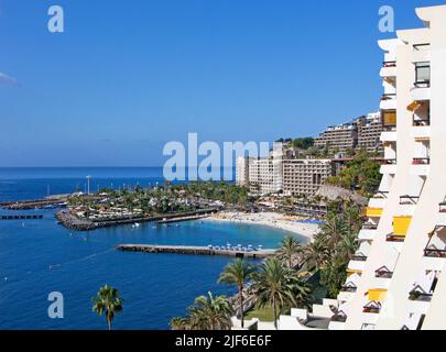 Blick von einer Ferienanlage auf Playa de la Verga und den Hafen, Arguineguin, Grand Canary, Kanarische Inseln, Spanien, Europa Stockfoto