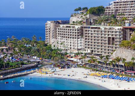 Blick von einer Ferienanlage auf Playa de la Verga, einem Badestrand bei Arguineguin, Grand Canary, Kanarische Inseln, Spanien, Europa Stockfoto