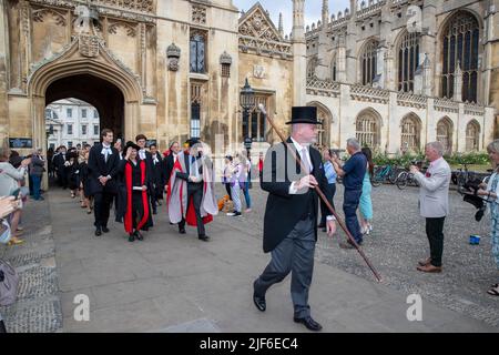 Bild vom 29.. Juni zeigt Studenten des King’s College Cambridge am Mittwochmorgen an ihrem Graduation Day, als die vollständigen Zeremonien nach covid Einschränkungen zurückkehren. Studenten in schwarzen Kleidern, als die traditionellen Abschlusszeremonien der Cambridge University heute (Mi) vor Familie und Freunden stattfanden – nachdem sie letztes Jahr wegen der Coronavirus-Pandemie auf Bildschirmen zusehen mussten. Die Studenten marschierten in das historische Senatshaus, um ihre Abschlüsse von der renommierten Universität zu sammeln. Familie und Freunde konnten sich die Zeremonie im Senatshaus ansehen, nachdem sie es geschafft hatten Stockfoto