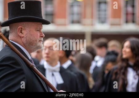 Bild vom 29.. Juni zeigt Studenten des King’s College Cambridge am Mittwochmorgen an ihrem Graduation Day, als die vollständigen Zeremonien nach covid Einschränkungen zurückkehren. Studenten in schwarzen Kleidern, als die traditionellen Abschlusszeremonien der Cambridge University heute (Mi) vor Familie und Freunden stattfanden – nachdem sie letztes Jahr wegen der Coronavirus-Pandemie auf Bildschirmen zusehen mussten. Die Studenten marschierten in das historische Senatshaus, um ihre Abschlüsse von der renommierten Universität zu sammeln. Familie und Freunde konnten sich die Zeremonie im Senatshaus ansehen, nachdem sie es geschafft hatten Stockfoto