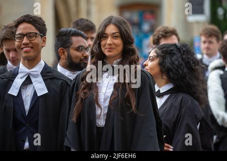 Bild vom 29.. Juni zeigt Studenten des King’s College Cambridge am Mittwochmorgen an ihrem Graduation Day, als die vollständigen Zeremonien nach covid Einschränkungen zurückkehren. Studenten in schwarzen Kleidern, als die traditionellen Abschlusszeremonien der Cambridge University heute (Mi) vor Familie und Freunden stattfanden – nachdem sie letztes Jahr wegen der Coronavirus-Pandemie auf Bildschirmen zusehen mussten. Die Studenten marschierten in das historische Senatshaus, um ihre Abschlüsse von der renommierten Universität zu sammeln. Familie und Freunde konnten sich die Zeremonie im Senatshaus ansehen, nachdem sie es geschafft hatten Stockfoto