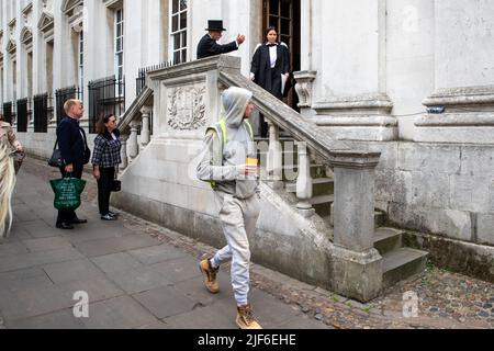 Bild vom 29.. Juni zeigt Studenten des King’s College Cambridge am Mittwochmorgen an ihrem Graduation Day, als die vollständigen Zeremonien nach covid Einschränkungen zurückkehren. Studenten in schwarzen Kleidern, als die traditionellen Abschlusszeremonien der Cambridge University heute (Mi) vor Familie und Freunden stattfanden – nachdem sie letztes Jahr wegen der Coronavirus-Pandemie auf Bildschirmen zusehen mussten. Die Studenten marschierten in das historische Senatshaus, um ihre Abschlüsse von der renommierten Universität zu sammeln. Familie und Freunde konnten sich die Zeremonie im Senatshaus ansehen, nachdem sie es geschafft hatten Stockfoto