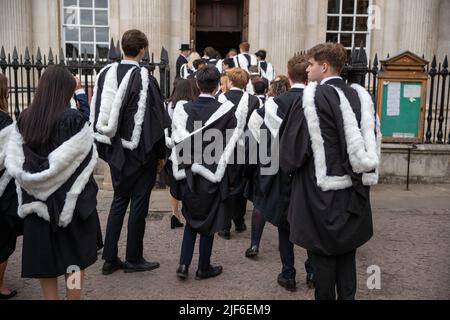 Bild vom 29.. Juni zeigt Studenten des King’s College Cambridge am Mittwochmorgen an ihrem Graduation Day, als die vollständigen Zeremonien nach covid Einschränkungen zurückkehren. Studenten in schwarzen Kleidern, als die traditionellen Abschlusszeremonien der Cambridge University heute (Mi) vor Familie und Freunden stattfanden – nachdem sie letztes Jahr wegen der Coronavirus-Pandemie auf Bildschirmen zusehen mussten. Die Studenten marschierten in das historische Senatshaus, um ihre Abschlüsse von der renommierten Universität zu sammeln. Familie und Freunde konnten sich die Zeremonie im Senatshaus ansehen, nachdem sie es geschafft hatten Stockfoto