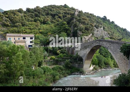 Einspannige mittelalterliche Brücke, bekannt als römische Brücke, oder Alte Steinbrücke über den Fluss Aigues Nyons Drôme Provence Frankreich Stockfoto