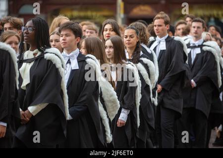 Bild vom 29.. Juni zeigt Studenten des King’s College Cambridge am Mittwochmorgen an ihrem Graduation Day, als die vollständigen Zeremonien nach covid Einschränkungen zurückkehren. Studenten in schwarzen Kleidern, als die traditionellen Abschlusszeremonien der Cambridge University heute (Mi) vor Familie und Freunden stattfanden – nachdem sie letztes Jahr wegen der Coronavirus-Pandemie auf Bildschirmen zusehen mussten. Die Studenten marschierten in das historische Senatshaus, um ihre Abschlüsse von der renommierten Universität zu sammeln. Familie und Freunde konnten sich die Zeremonie im Senatshaus ansehen, nachdem sie es geschafft hatten Stockfoto