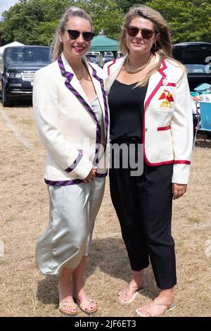 Henley, Oxfordshire, England, Großbritannien 29. Juni 2022 Tag bei der Henley Royal Regatta. Mädchen tragen die Vereinsfarben Leander und MRC Stockfoto