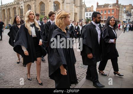 Bild vom 29.. Juni zeigt Studenten des King’s College Cambridge am Mittwochmorgen an ihrem Graduation Day, als die vollständigen Zeremonien nach covid Einschränkungen zurückkehren. Studenten in schwarzen Kleidern, als die traditionellen Abschlusszeremonien der Cambridge University heute (Mi) vor Familie und Freunden stattfanden – nachdem sie letztes Jahr wegen der Coronavirus-Pandemie auf Bildschirmen zusehen mussten. Die Studenten marschierten in das historische Senatshaus, um ihre Abschlüsse von der renommierten Universität zu sammeln. Familie und Freunde konnten sich die Zeremonie im Senatshaus ansehen, nachdem sie es geschafft hatten Stockfoto
