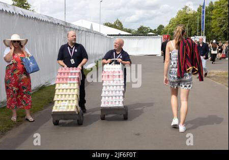 Henley, Oxfordshire, England, Großbritannien 29. Juni 2022 Tag bei der Henley Royal Regatta. Zuschauer säumen den Schleppweg entlang des Flusses Stockfoto