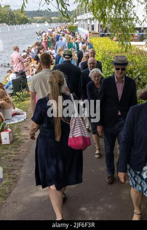 Henley, Oxfordshire, England, Großbritannien 29. Juni 2022 Tag bei der Henley Royal Regatta. Zuschauer säumen den Schleppweg entlang des Flusses Stockfoto