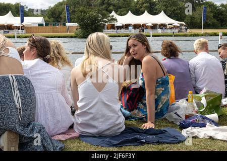 Henley, Oxfordshire, England, Großbritannien 29. Juni 2022 Tag bei der Henley Royal Regatta. Zuschauer säumen den Schleppweg entlang des Flusses Stockfoto