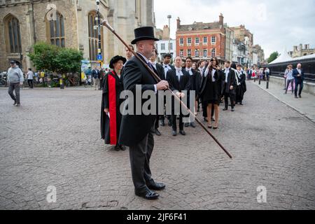 Bild vom 29.. Juni zeigt Studenten des King’s College Cambridge am Mittwochmorgen an ihrem Graduation Day, als die vollständigen Zeremonien nach covid Einschränkungen zurückkehren. Studenten in schwarzen Kleidern, als die traditionellen Abschlusszeremonien der Cambridge University heute (Mi) vor Familie und Freunden stattfanden – nachdem sie letztes Jahr wegen der Coronavirus-Pandemie auf Bildschirmen zusehen mussten. Die Studenten marschierten in das historische Senatshaus, um ihre Abschlüsse von der renommierten Universität zu sammeln. Familie und Freunde konnten sich die Zeremonie im Senatshaus ansehen, nachdem sie es geschafft hatten Stockfoto