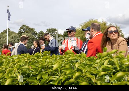 Henley, Oxfordshire, England, Großbritannien 29. Juni 2022 Tag bei der Henley Royal Regatta. Zuschauer säumen den Schleppweg entlang des Flusses Stockfoto