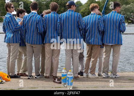 Henley, Oxfordshire, England, Großbritannien 29. Juni 2022 Tag bei der Henley Royal Regatta. Zuschauer säumen den Schleppweg entlang des Flusses Stockfoto