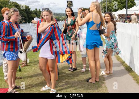 Henley, Oxfordshire, England, Großbritannien 29. Juni 2022 Tag bei der Henley Royal Regatta. Zuschauer säumen den Schleppweg entlang des Flusses Stockfoto