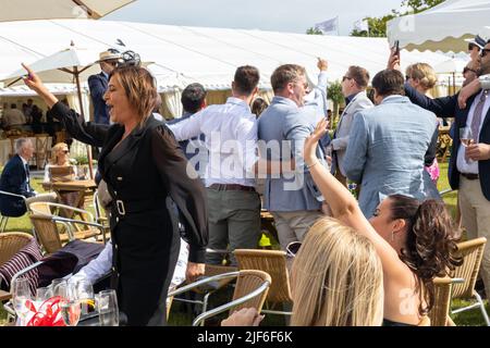 Henley, Oxfordshire, England, Großbritannien 29. Juni 2022 Tag bei der Henley Royal Regatta. Zuschauer säumen den Schleppweg entlang des Flusses Stockfoto