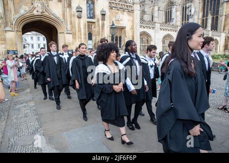 Bild vom 29.. Juni zeigt Studenten des King’s College Cambridge am Mittwochmorgen an ihrem Graduation Day, als die vollständigen Zeremonien nach covid Einschränkungen zurückkehren. Studenten in schwarzen Kleidern, als die traditionellen Abschlusszeremonien der Cambridge University heute (Mi) vor Familie und Freunden stattfanden – nachdem sie letztes Jahr wegen der Coronavirus-Pandemie auf Bildschirmen zusehen mussten. Die Studenten marschierten in das historische Senatshaus, um ihre Abschlüsse von der renommierten Universität zu sammeln. Familie und Freunde konnten sich die Zeremonie im Senatshaus ansehen, nachdem sie es geschafft hatten Stockfoto